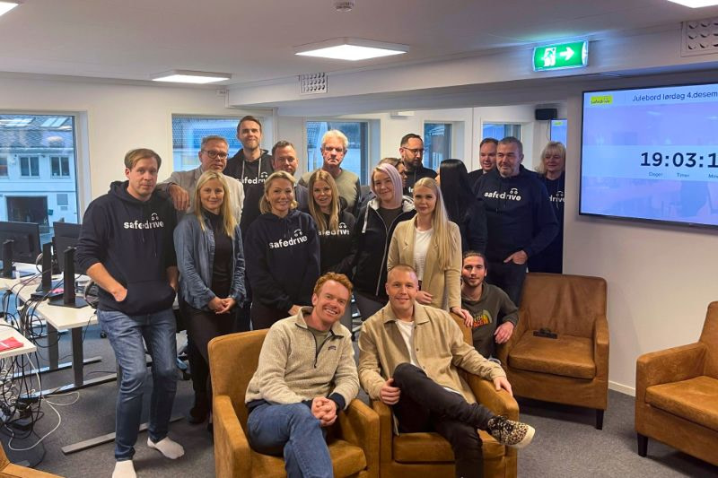 Herman Flesvig og Mikkel Niva tok turen innom Safedrive sitt hovedkontor i Namsos, i anledning live-innspilling av Friminutt-podcast.